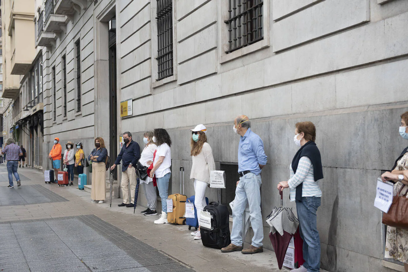 Representantes del sector, que ayer se concentraron frente a la Delegación, reivindican la continuación del ERTE hasta diciembre 