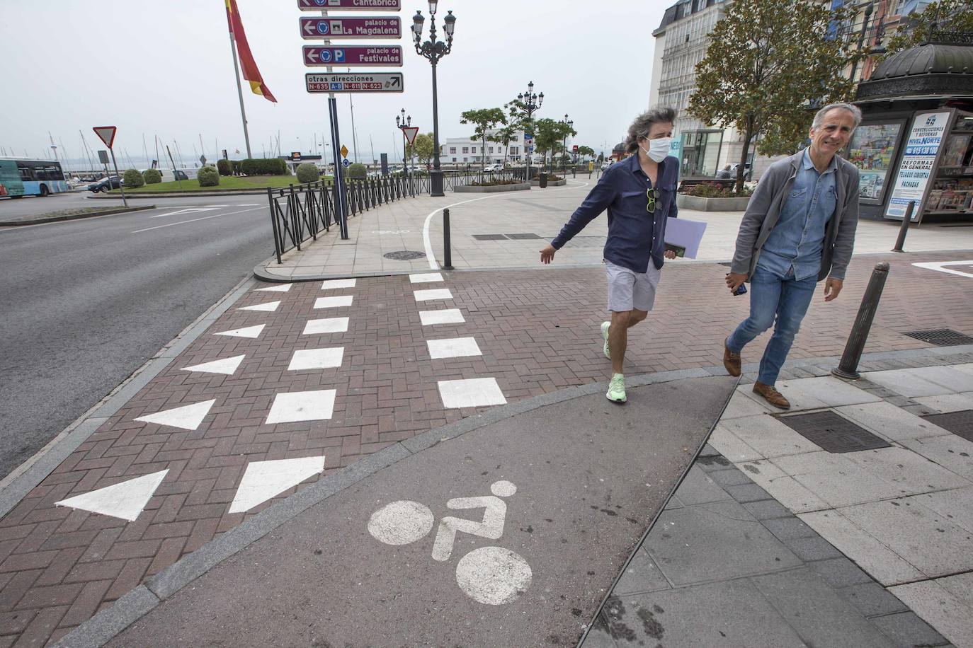 Fotos: Un carril bici lleno de obstáculos