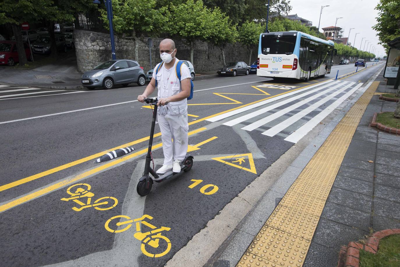 Fotos: Un carril bici lleno de obstáculos