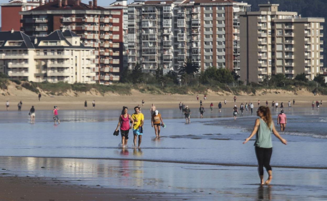 La playa de Laredo, en la imagen, ha sido un punto de paseo habitual durante las últimas semanas. abel verano