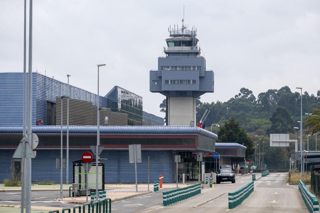 Vista exterior de la terminal del Seve Ballesteros, ayer, cerrada estos días al público ante la falta de vuelos. 