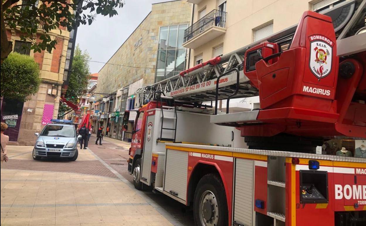 Cae parte de una loseta de la fachada del teatro Concha Espina