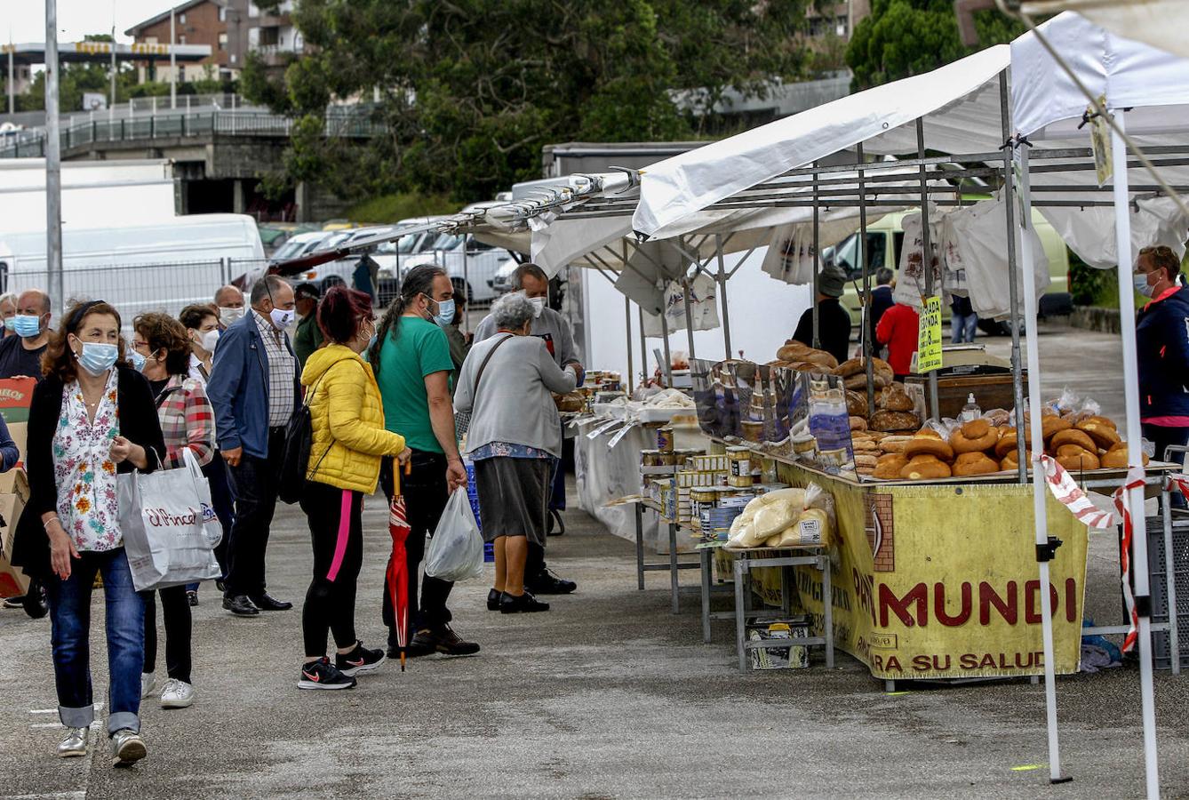 El mercadillo de los jueves ha regresado hoy a su lugar habitual, a la explanada exterior del Mercado de Ganados, en el barrio de Nueva Ciudad, después de su traslado temporal a la plaza de La Llama.