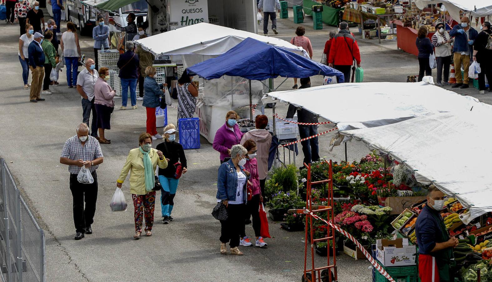 El mercadillo de los jueves ha regresado hoy a su lugar habitual, a la explanada exterior del Mercado de Ganados, en el barrio de Nueva Ciudad, después de su traslado temporal a la plaza de La Llama.