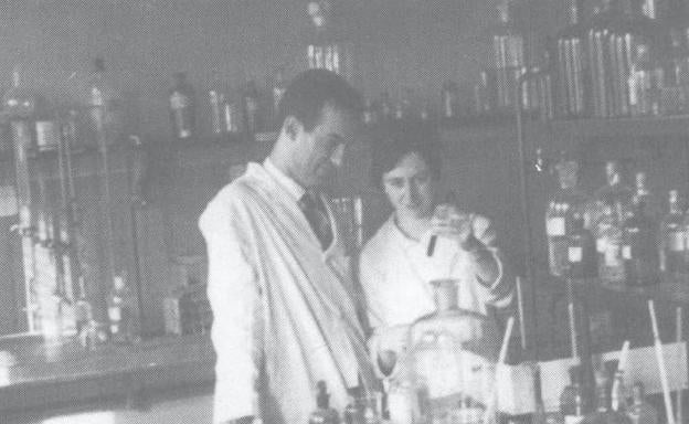 Margarita Salas y su marido Eladio Viñuela en su laboratorio del entonces Centro de Investigaciones Biológicas, hoy denominado Centro de Investigaciones Biológicas Margarita Salas