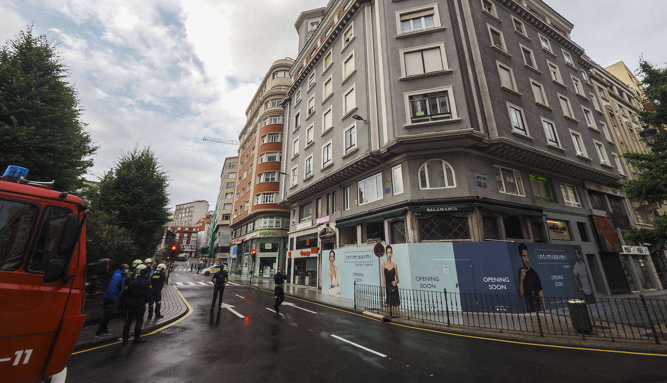 Fotos: Desalojado un edificio de la calle Isabel II por deficiencias en su estructura