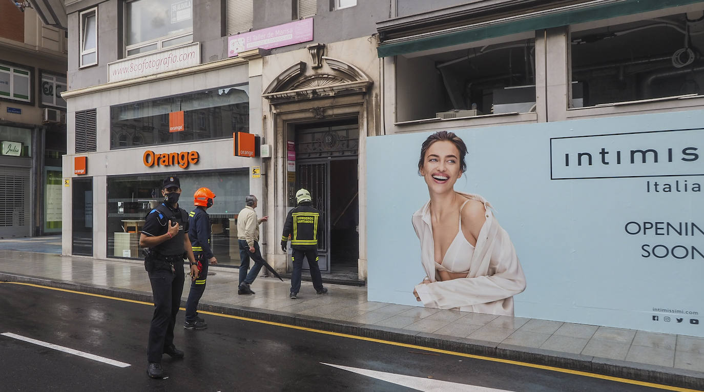 Fotos: Desalojado un edificio de la calle Isabel II por deficiencias en su estructura