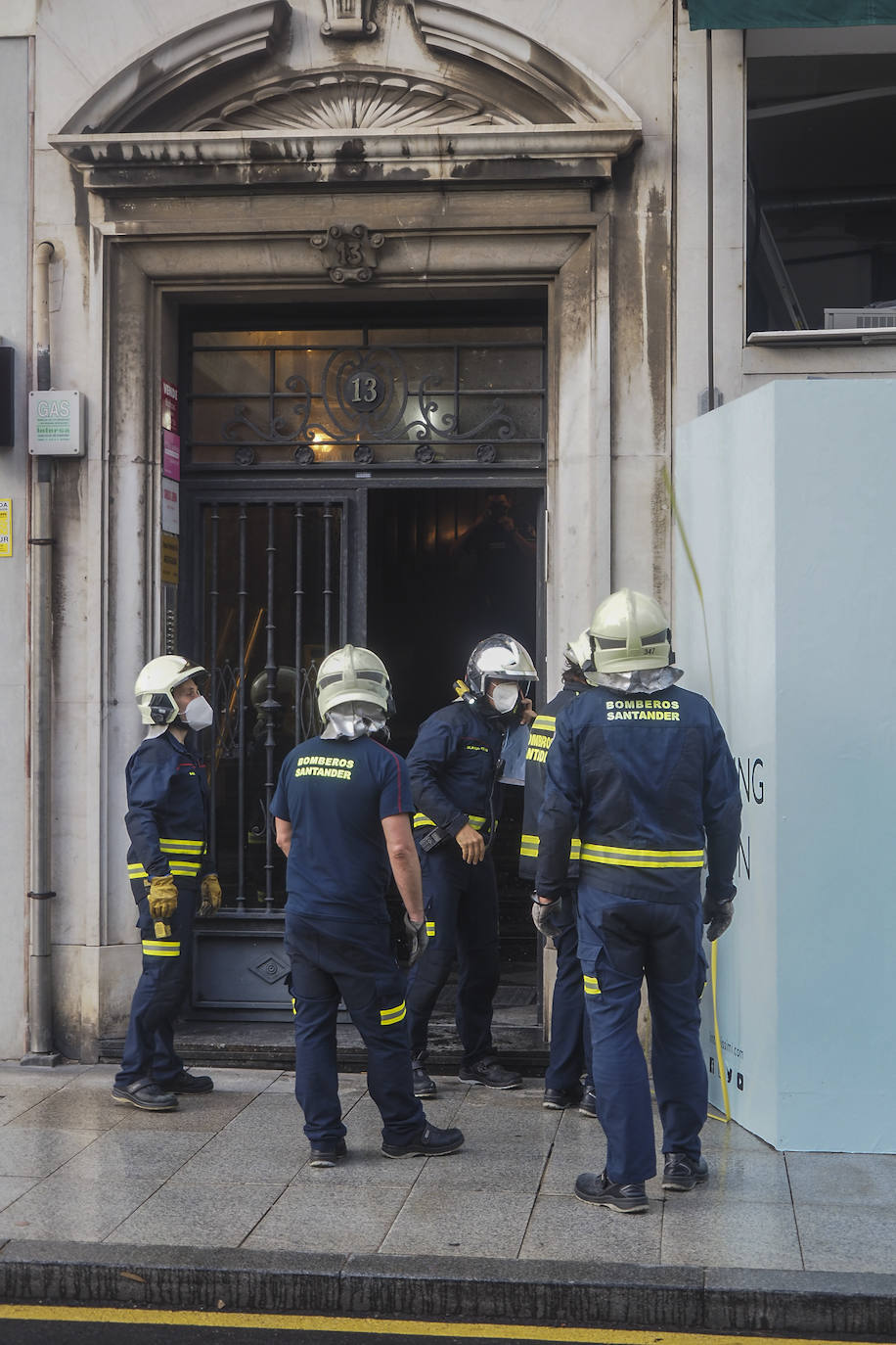 Fotos: Desalojado un edificio de la calle Isabel II por deficiencias en su estructura