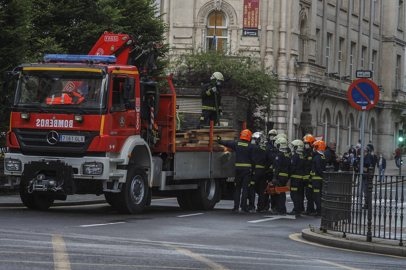 Fotos: Desalojado un edificio de la calle Isabel II por deficiencias en su estructura