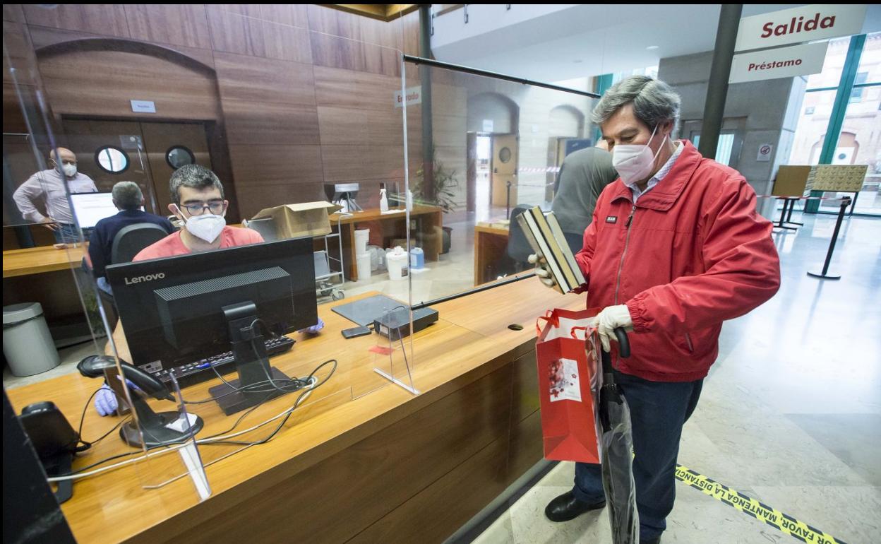 Mostrador de entrada donde un usuario de la Biblioteca Central recoge los libros que reservó con antelación por teléfono. 