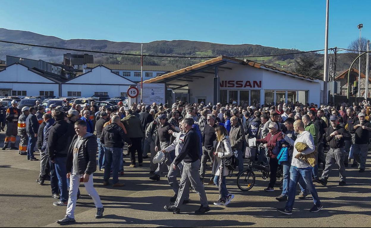 La plantilla de Nissan en Los Corrales reclamó en febrero un plan industrial para garantizar el futuro de la compañía en España.Trabajadores, familiares y vecinos se concentraron en la portería de las instalaciones.