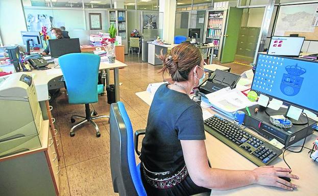 Oficinas de Educación en la calle Vargas, con solo un tercio del personal. 