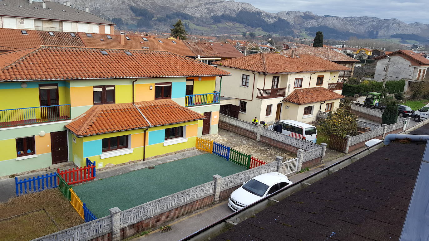 Vista del edificio que alberga la guardería municipal de Los Corrales