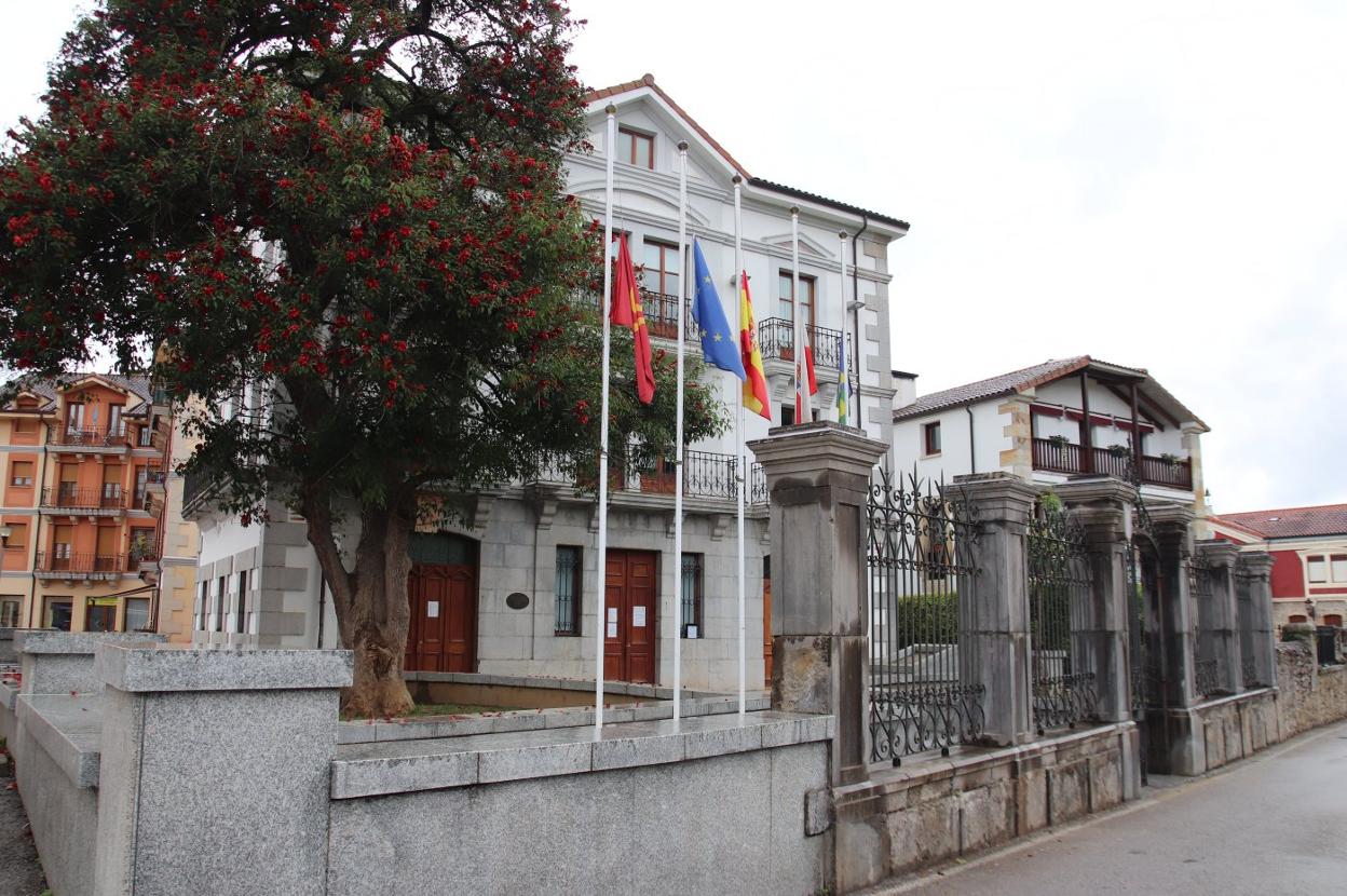 Fachada y exterior del Ayuntamiento de Guriezo.