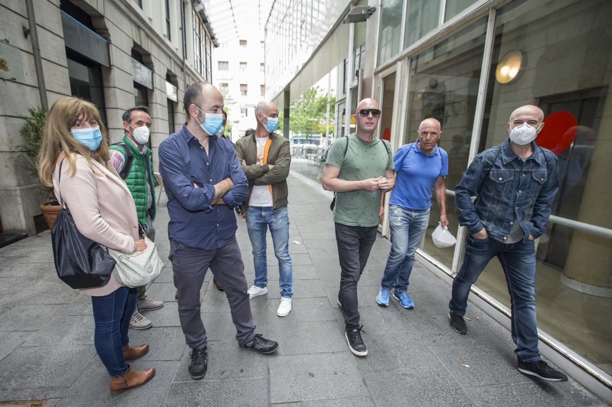 Representantes de los trabajadores, ayer, antes de entrar en la reunión celebrada en el Orecla