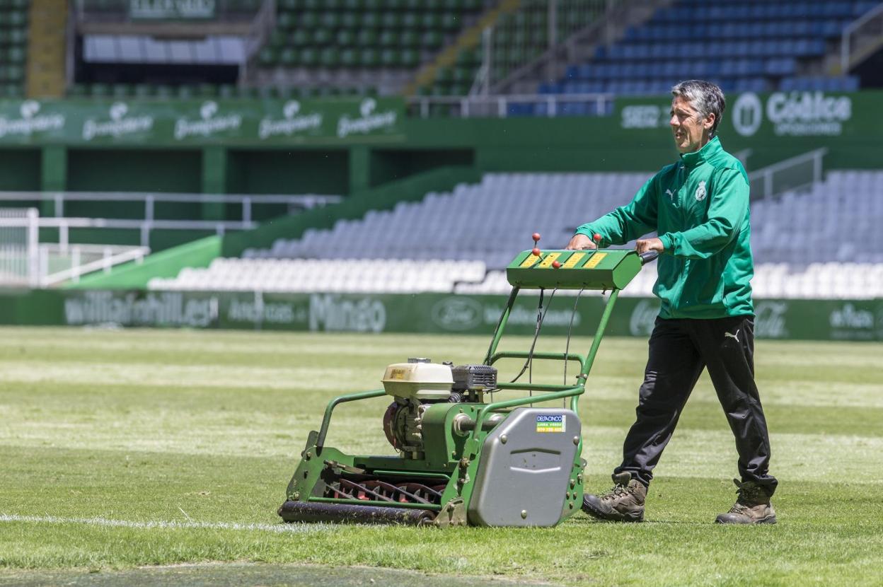 Marcos Alberi lleva 18 años como encargado del mantenimiento del césped de los Campos de Sport. 