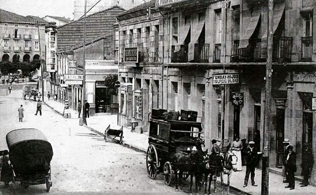 Diligencia haciendo una pausa en el centro de Torrelavega.