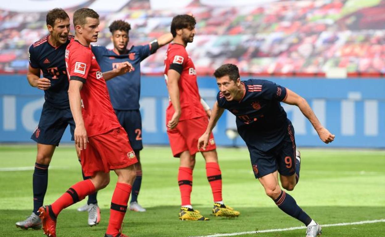 Lewandowski celebra el último de los goles del Bayern. 