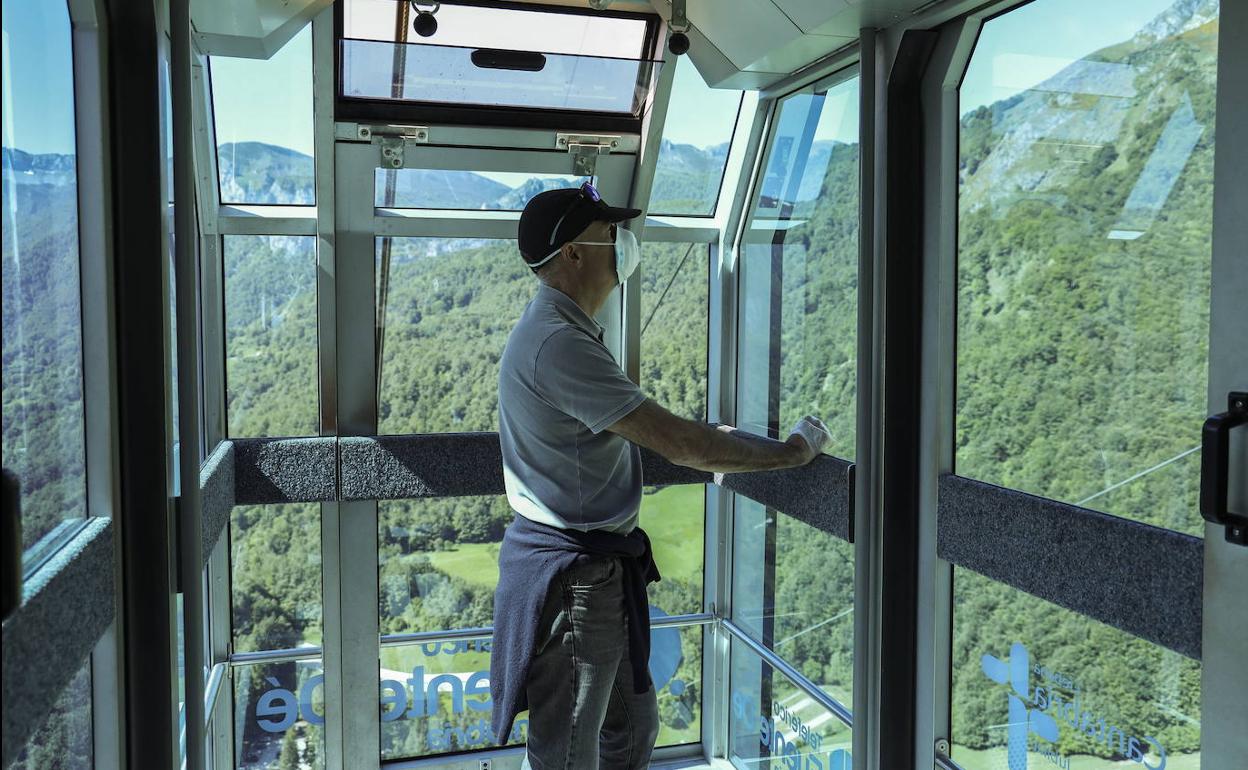 Visitante en el Teleférico de Fuente Dé.