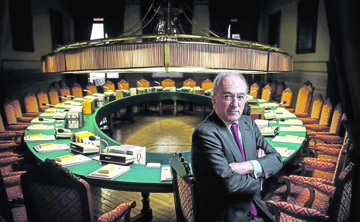 Santiago Muñoz Machado, en el salón de plenos de la Real Academia Española.