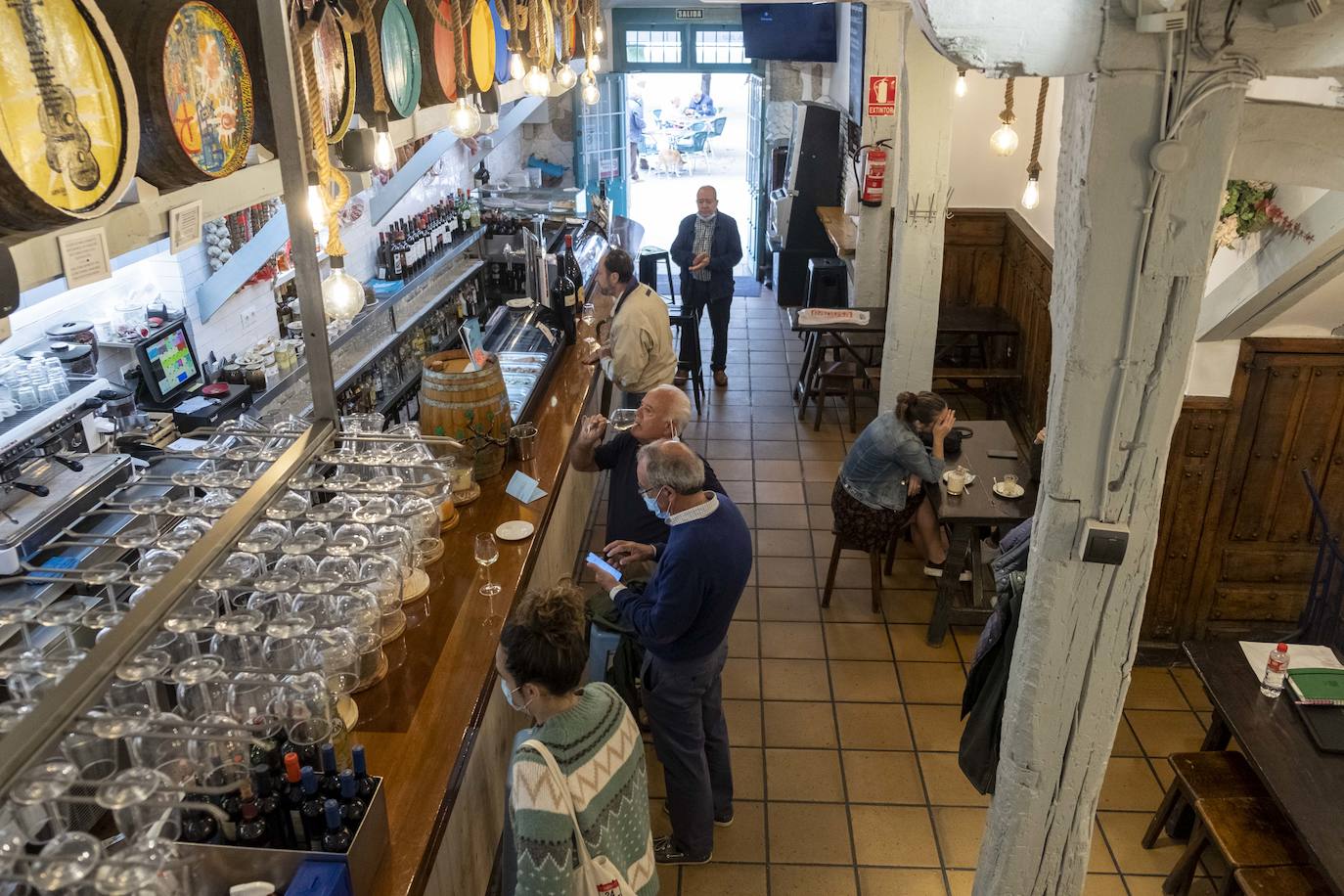 Con la entrada en la fase tres se abre la posibilidad de consumir en barra, pero se debe garantizar una separación mínima de dos metros entre clientes o, en su caso, grupos de clientes afines.