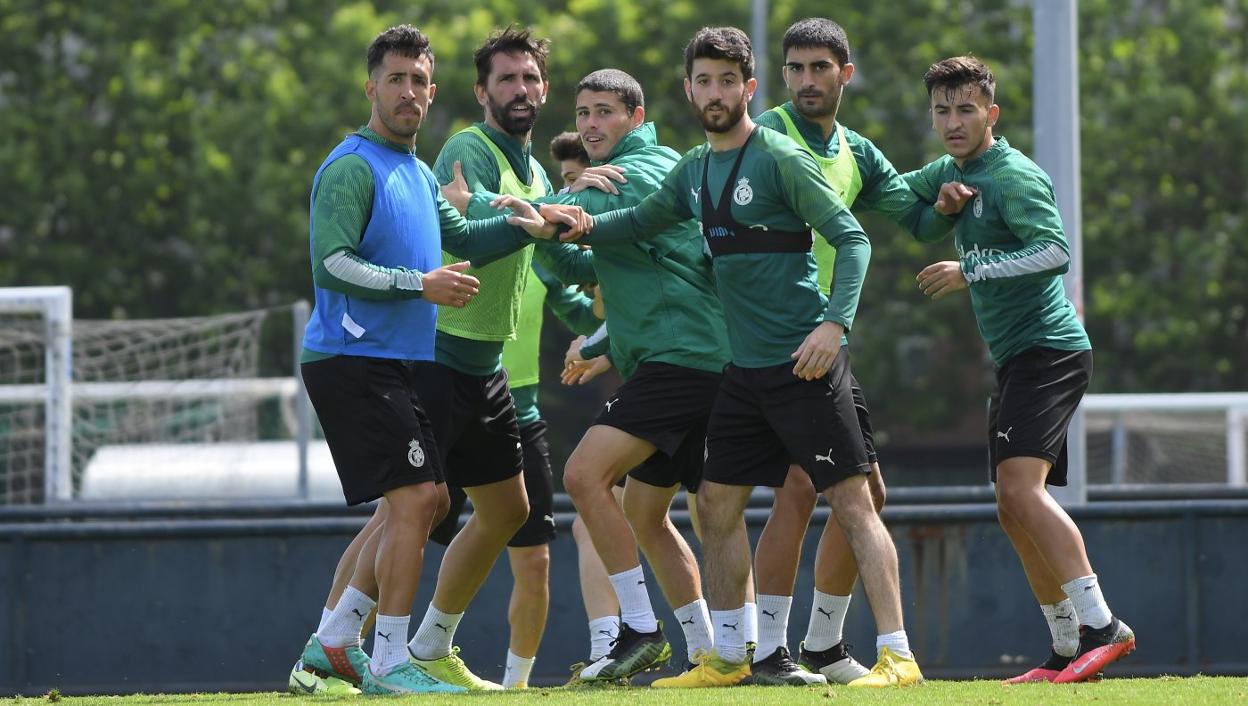 Los jugadores del Racing, en uno de los entrenamientos de esta semana. Este próximo sábado jugarán ante el Lugo. 