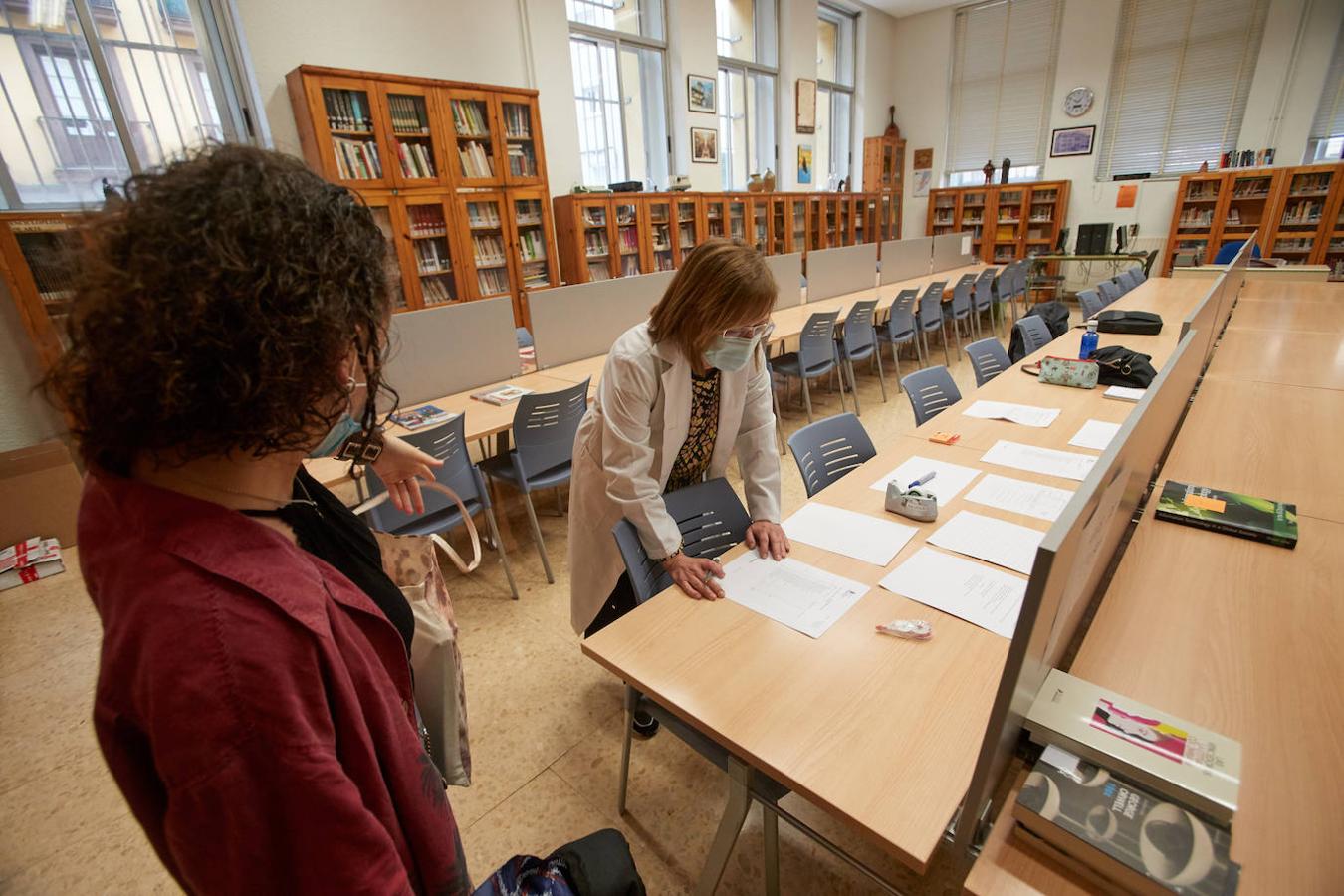 Después de casi tres meses sin clase, los alumnos de 2º de Bachillerato y de los últimos cursos de FP han empezado este lunes a volver a sus institutos.