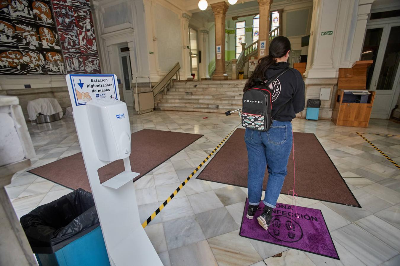 Después de casi tres meses sin clase, los alumnos de 2º de Bachillerato y de los últimos cursos de FP han empezado este lunes a volver a sus institutos.