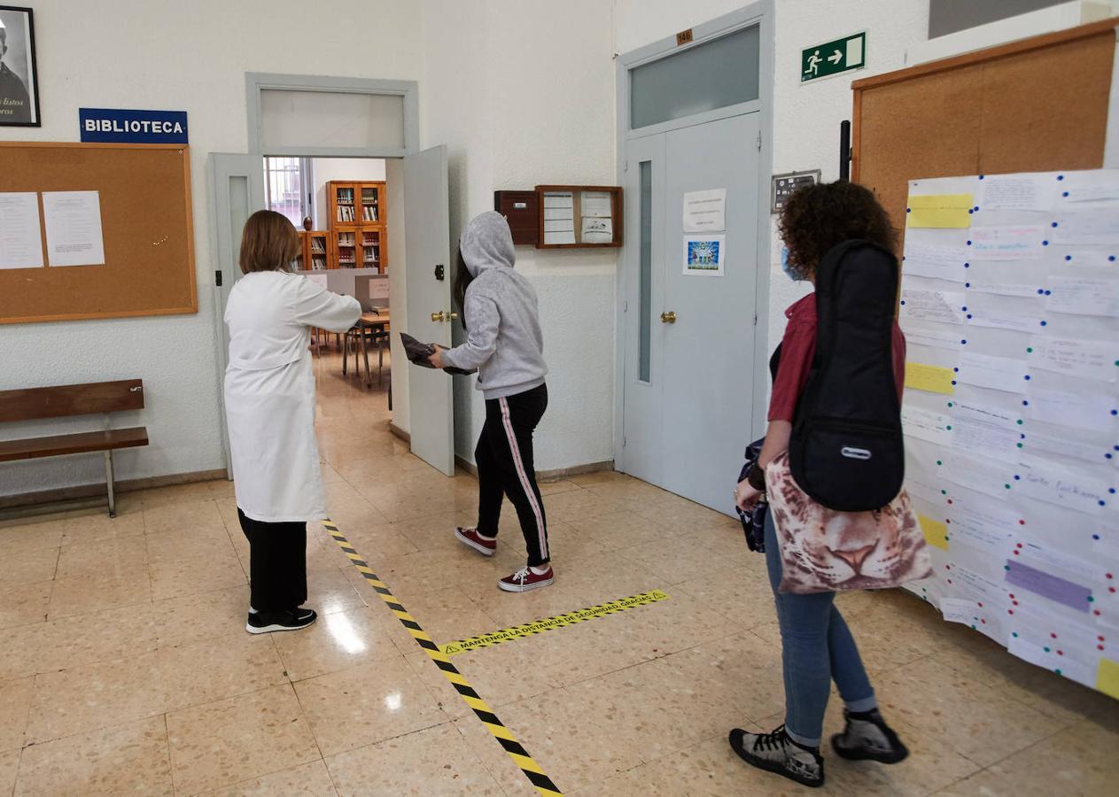 Después de casi tres meses sin clase, los alumnos de 2º de Bachillerato y de los últimos cursos de FP han empezado este lunes a volver a sus institutos.