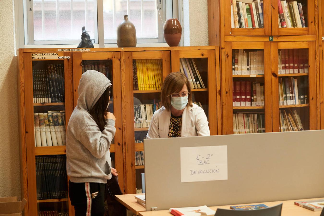 Después de casi tres meses sin clase, los alumnos de 2º de Bachillerato y de los últimos cursos de FP han empezado este lunes a volver a sus institutos.