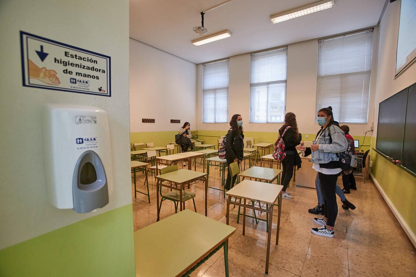 Después de casi tres meses sin clase, los alumnos de 2º de Bachillerato y de los últimos cursos de FP han empezado este lunes a volver a sus institutos.