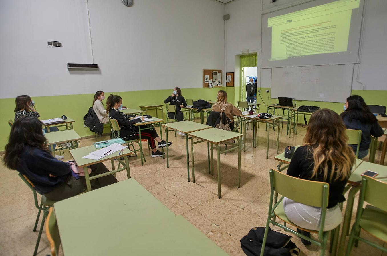 Después de casi tres meses sin clase, los alumnos de 2º de Bachillerato y de los últimos cursos de FP han empezado este lunes a volver a sus institutos.