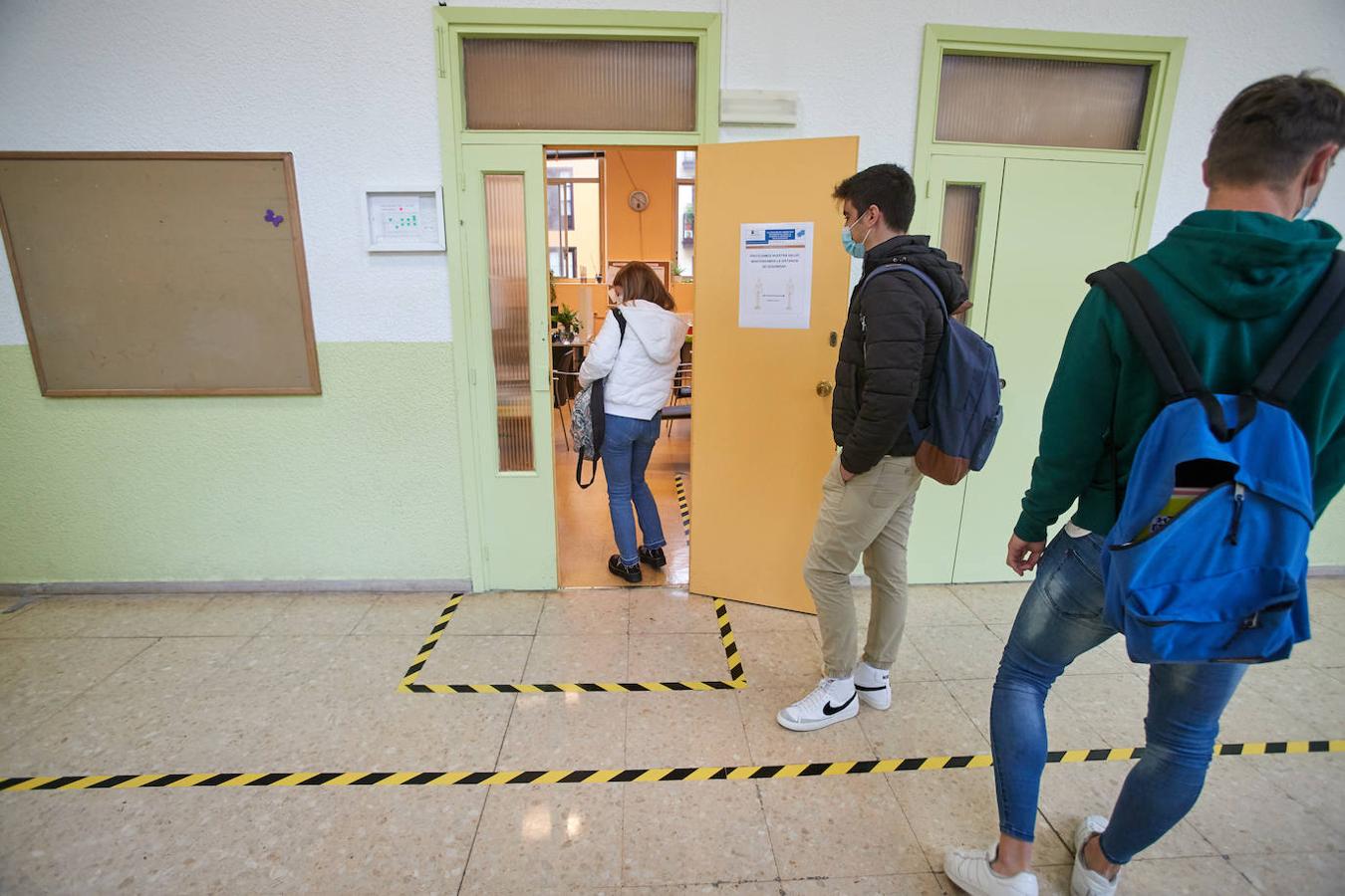 Después de casi tres meses sin clase, los alumnos de 2º de Bachillerato y de los últimos cursos de FP han empezado este lunes a volver a sus institutos.