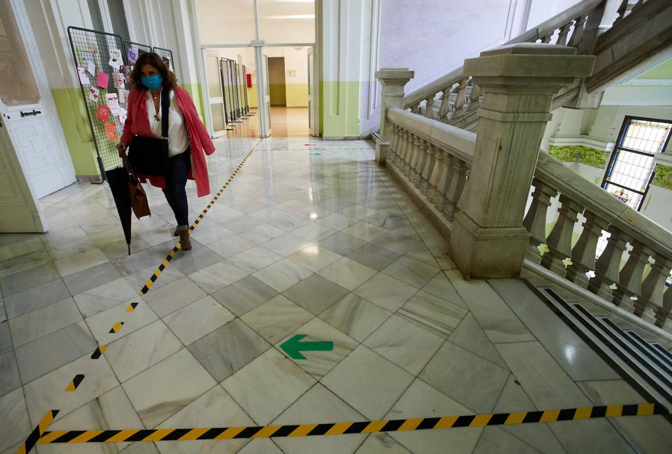 Después de casi tres meses sin clase, los alumnos de 2º de Bachillerato y de los últimos cursos de FP han empezado este lunes a volver a sus institutos.