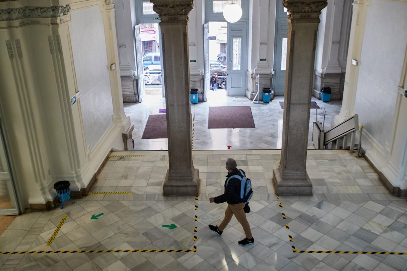 Después de casi tres meses sin clase, los alumnos de 2º de Bachillerato y de los últimos cursos de FP han empezado este lunes a volver a sus institutos.