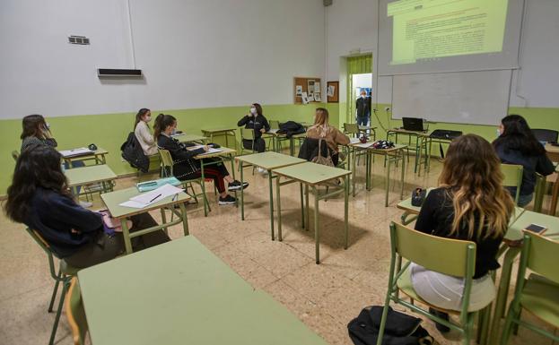 La consejera Marina Lombó, durante su visita de esta mañana al IES Santa Clara de Santander.