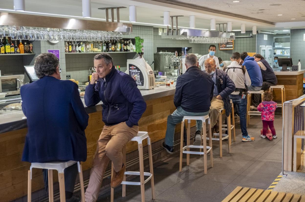 Varios clientes toman algo, ayer por la mañana, en la barra del restaurante Picos de Europa, de la calle Vargas, en Santander