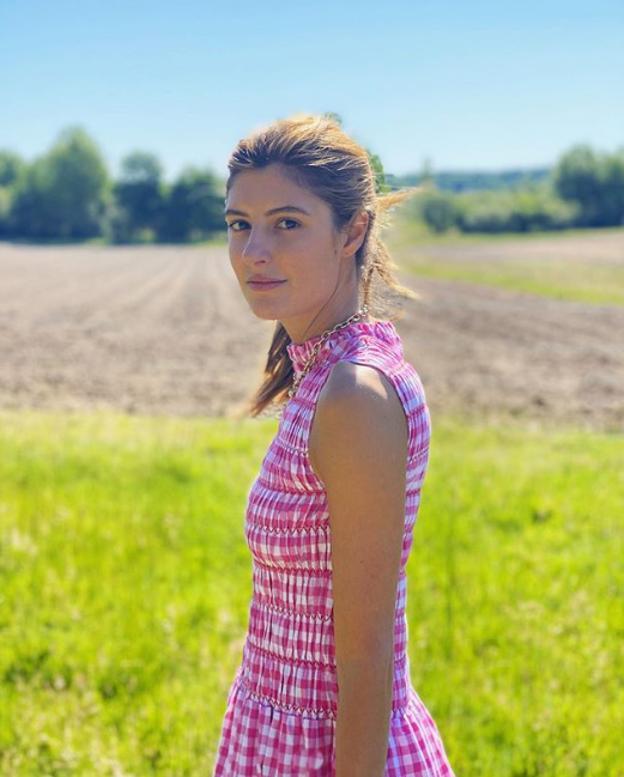 María de la Orden posa con un vestido de su colección.