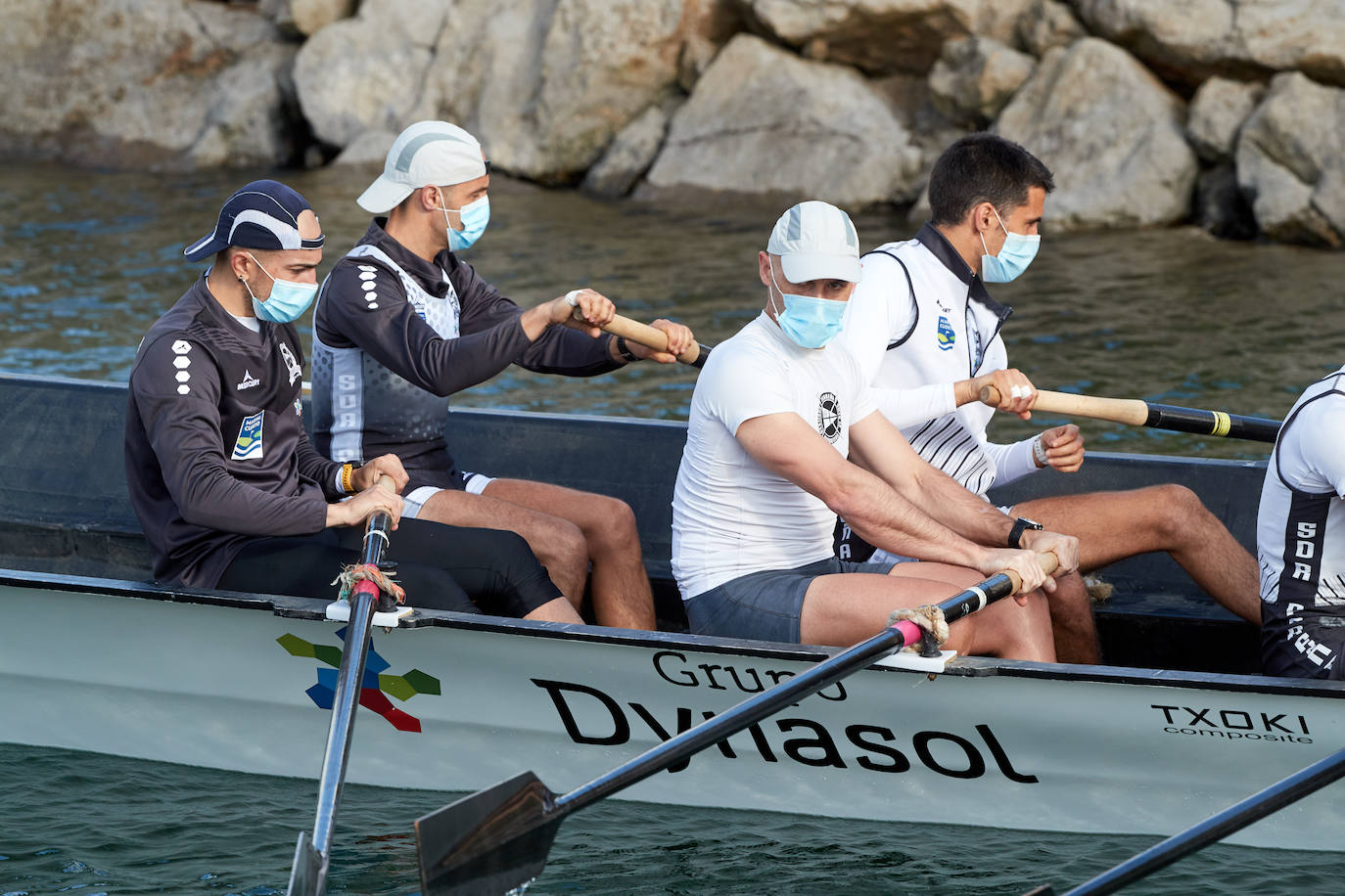 Fotos: Pedreña echa al agua sus dos traineras... con mascarillas