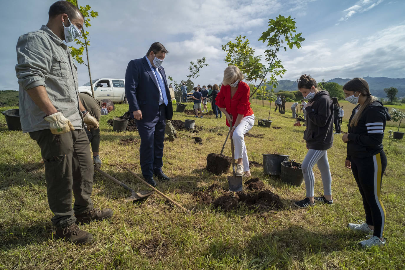 El Parque ha celebrado este miércoles su 30 aniversario con cientos de visitantes cántabros e invitados de diferentes ámbitos políticos y sociales de la región, en el que se ha recordado la historia de este espacio que representa «la memoria, infancia y vida de todos los cántabros».