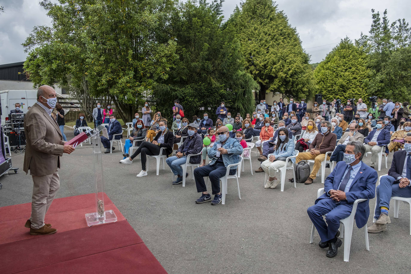 El Parque ha celebrado este miércoles su 30 aniversario con cientos de visitantes cántabros e invitados de diferentes ámbitos políticos y sociales de la región, en el que se ha recordado la historia de este espacio que representa «la memoria, infancia y vida de todos los cántabros».