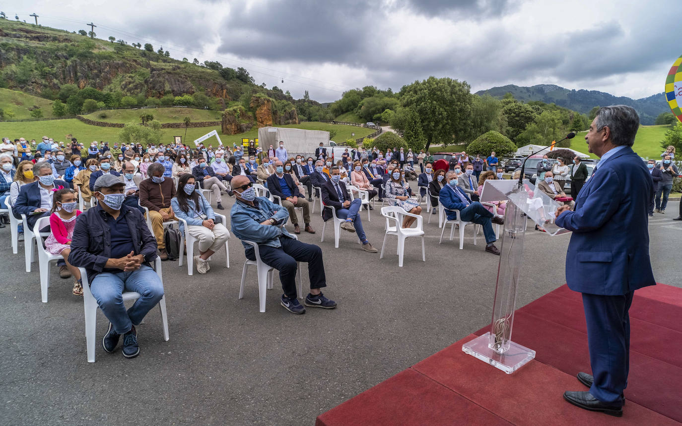 El Parque ha celebrado este miércoles su 30 aniversario con cientos de visitantes cántabros e invitados de diferentes ámbitos políticos y sociales de la región, en el que se ha recordado la historia de este espacio que representa «la memoria, infancia y vida de todos los cántabros».