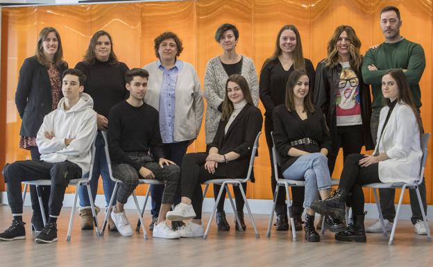 El equipo, junto a Natalia Solana (tutora), Dori Rodríguez (directora de IES Las Llamas) y sus mentores del Grupo Gof.
