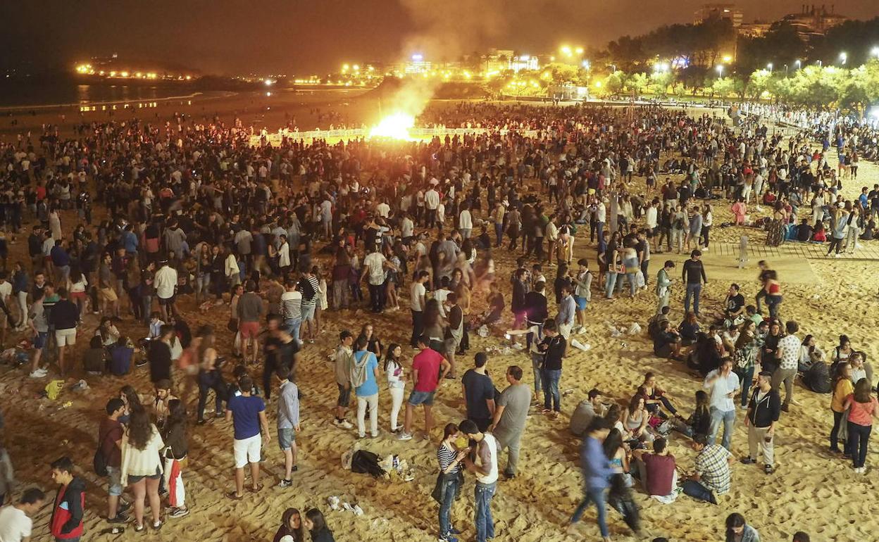 Imagen de archivo de la hoguera de la noche de San Juan, en la Segunda Playa de El Sardinero.