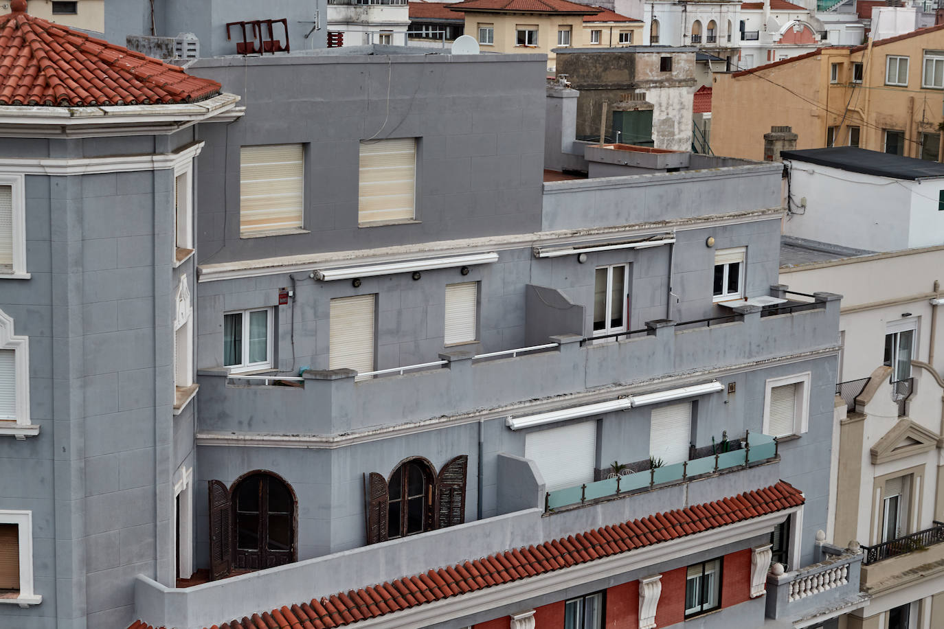 21 vecinos fueron desalojados de este edificio al detectar que «estaba mucho peor de lo que cabía esperar«, asegura el ingeniero Joaquín Calonge. Pasados ya varios días, todo indica que la seguridad va a seguir primando en el protocolo. «No sabemos cuántos pilares van a encontrarse en muy malas condiciones. Lo lógico es pensar que no va a haber más tan mal como este, pero no lo podemos asegurar. Por eso lo lógico, lo más sensato, es realizar las obras con el edificio vacío, sin vecinos ni comercios», aclara el experto elegido por la comunidad. Calonge fue contratado hace tres años para diseñar el plan de rehabilitación del edificio desde que el Consistorio abriera un expediente administrativo a los vecinos tras comprobarse que existían deficiencias estructurales.