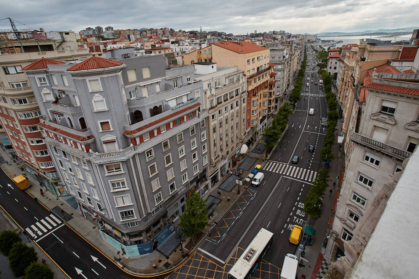 21 vecinos fueron desalojados de este edificio al detectar que «estaba mucho peor de lo que cabía esperar«, asegura el ingeniero Joaquín Calonge. Pasados ya varios días, todo indica que la seguridad va a seguir primando en el protocolo. «No sabemos cuántos pilares van a encontrarse en muy malas condiciones. Lo lógico es pensar que no va a haber más tan mal como este, pero no lo podemos asegurar. Por eso lo lógico, lo más sensato, es realizar las obras con el edificio vacío, sin vecinos ni comercios», aclara el experto elegido por la comunidad. Calonge fue contratado hace tres años para diseñar el plan de rehabilitación del edificio desde que el Consistorio abriera un expediente administrativo a los vecinos tras comprobarse que existían deficiencias estructurales.