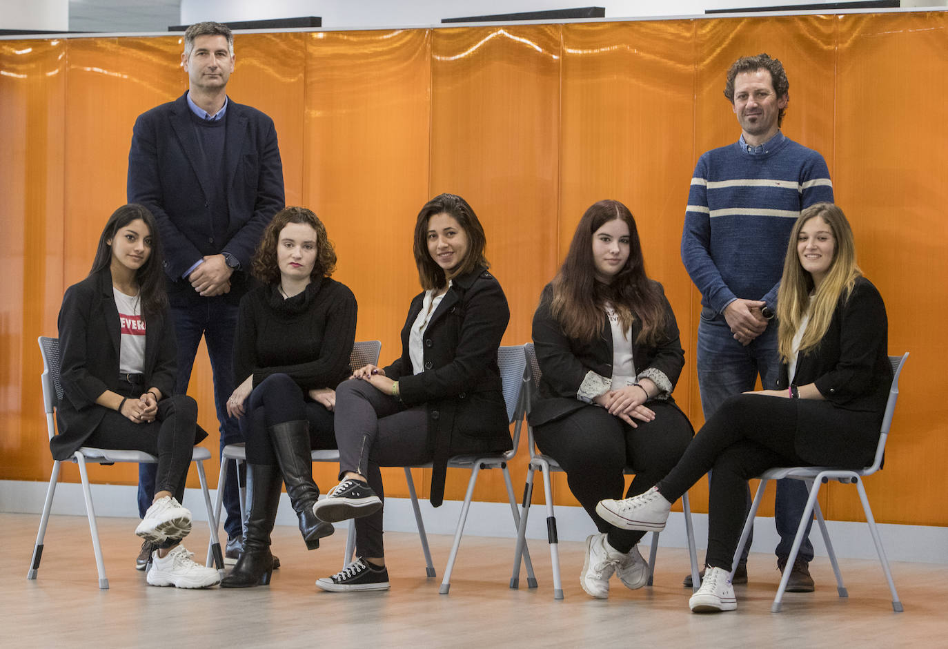 El equipo junto a José Antonio Cadelo (tutor) y Rafael Gómez (gerente de Grupo Gomur).