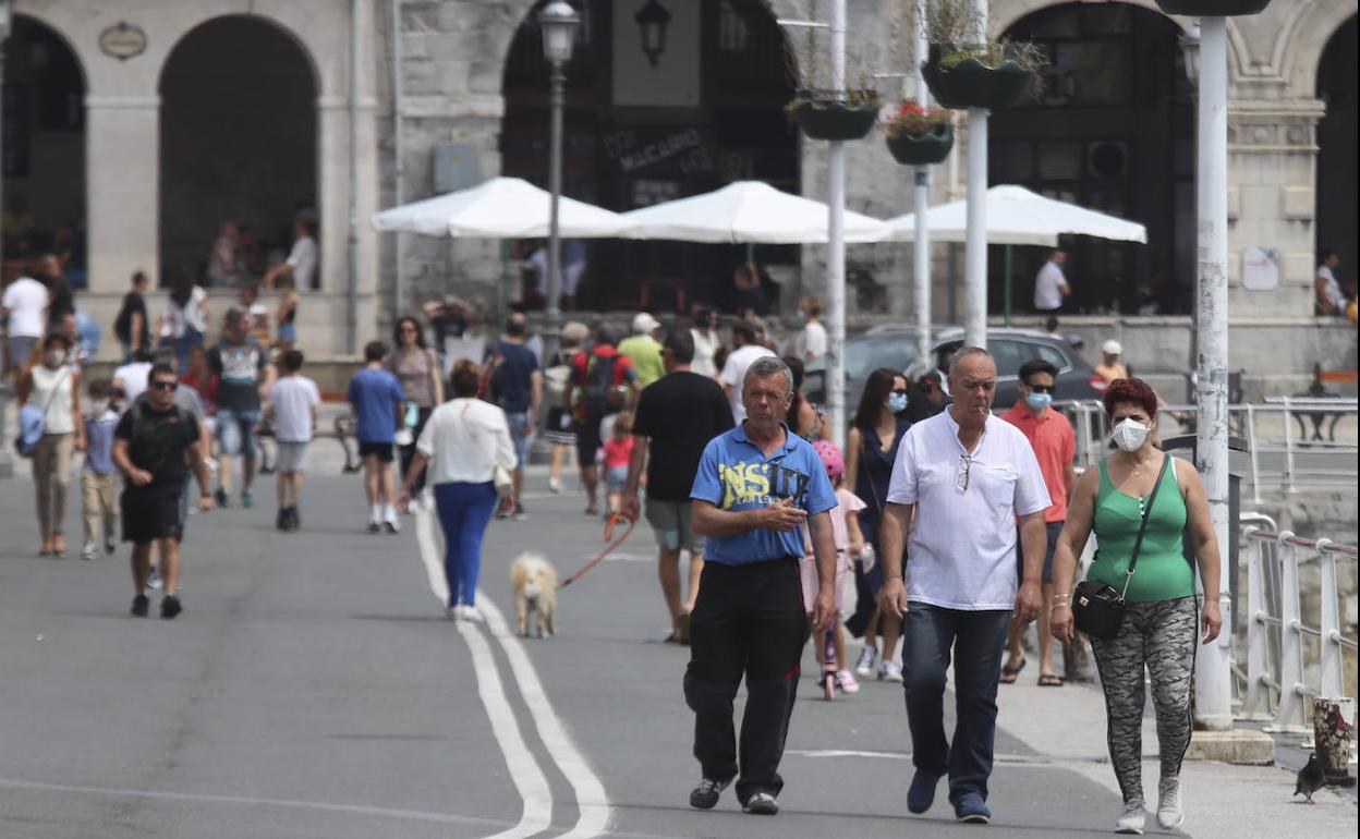 Gente de paseo por Castro Urdiales, municipio con estrechos lazos con el País Vasco.