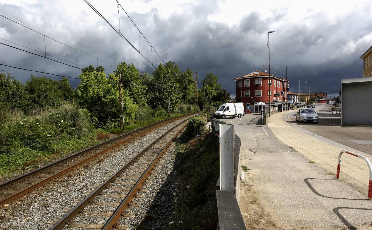 Tramo de las vías de tren en el que las dos mujeres resultaron arrolladas por el convoy, junto al aparcamiento del bar La Principal, en Barreda.