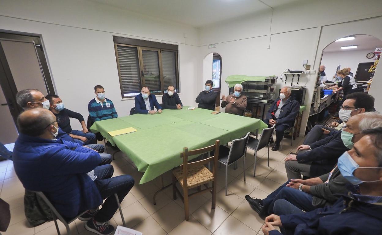 Dirigentes de las doce peñas de Primera, junto a Serafín Bustamante y Paulino Pinta. 